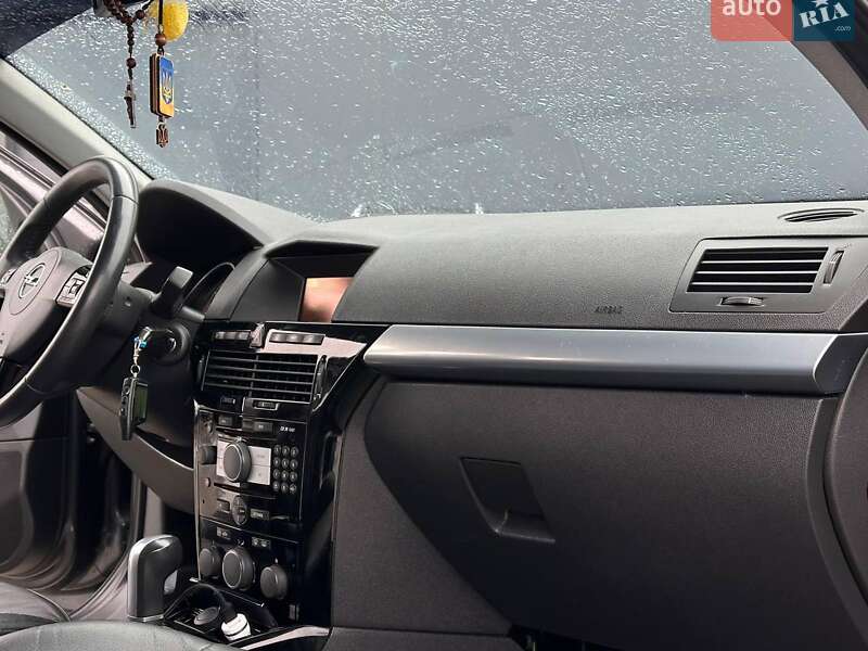 Универсал Opel Astra 2010 в Львове