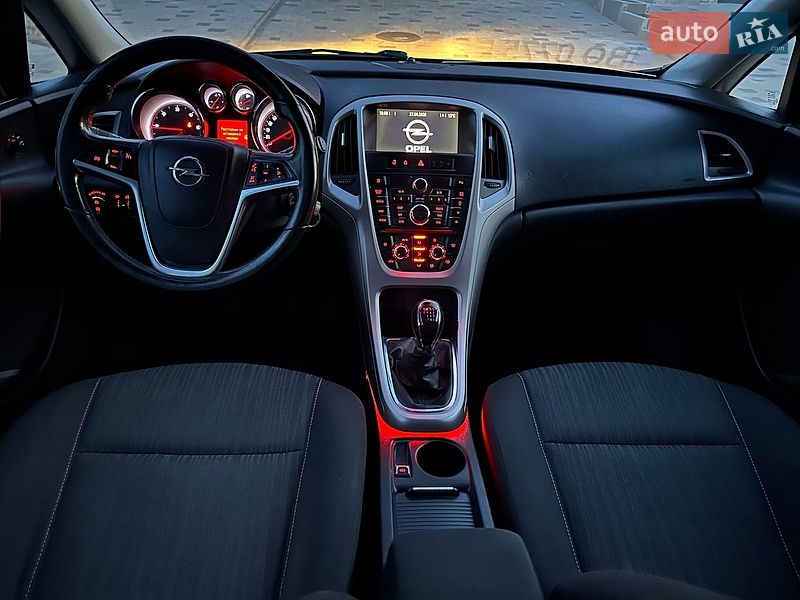 Универсал Opel Astra 2011 в Тернополе