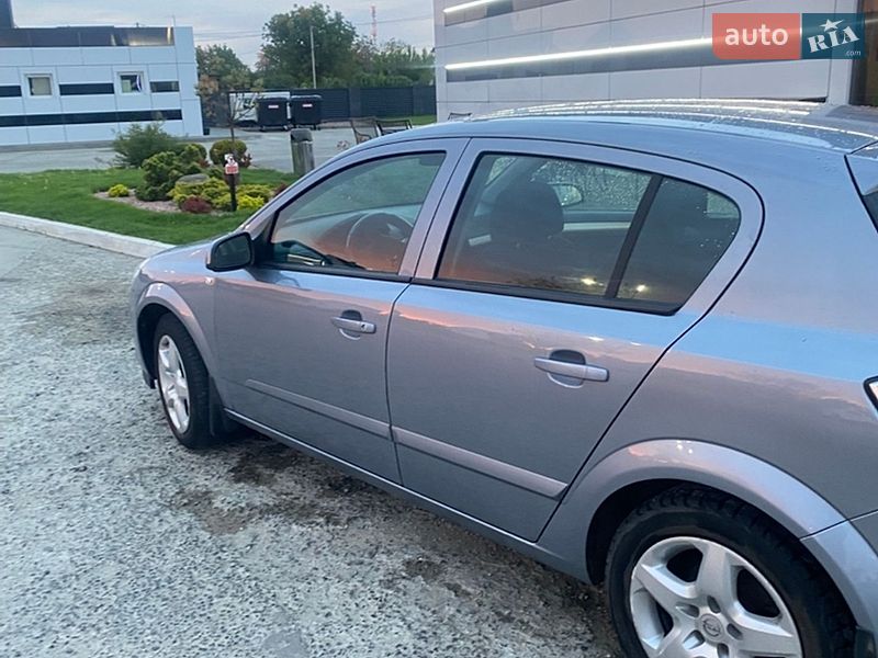 Хэтчбек Opel Astra 2008 в Олевске