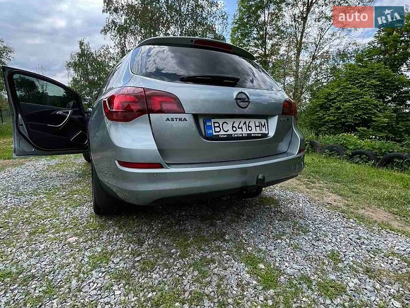 Универсал Opel Astra 2012 в Дрогобыче