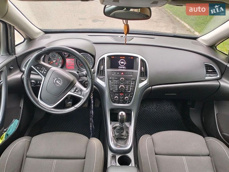 Универсал Opel Astra 2013 в Житомире
