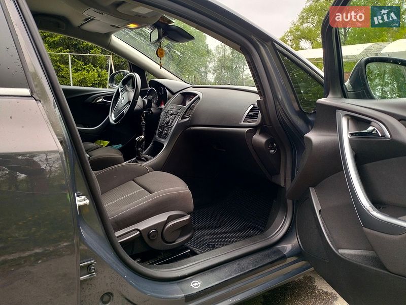 Универсал Opel Astra 2013 в Житомире