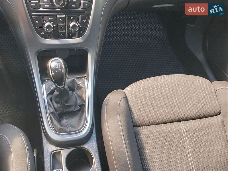 Универсал Opel Astra 2013 в Житомире