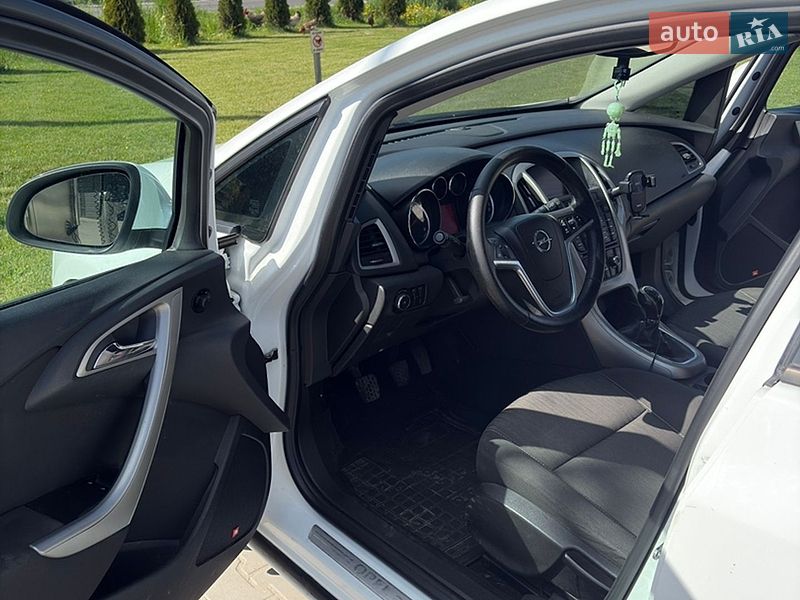 Универсал Opel Astra 2011 в Оброшином