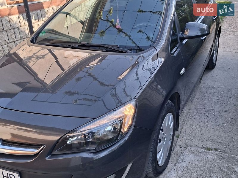 Универсал Opel Astra 2012 в Хусте
