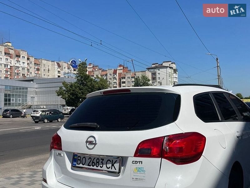 Універсал Opel Astra 2011 в Івано-Франківську