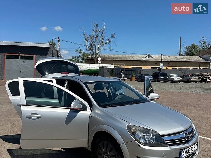 Хэтчбек Opel Astra 2012 в Коростене
