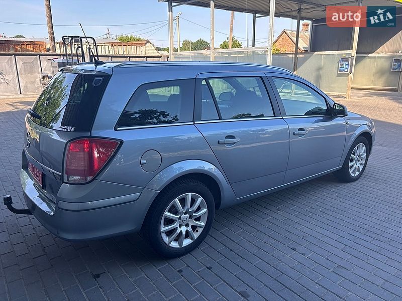 Универсал Opel Astra 2010 в Луцке