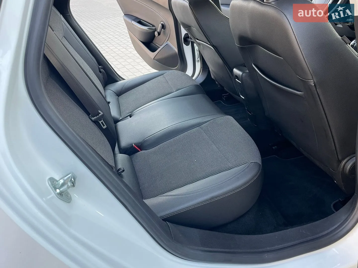2011 Opel Astra - мініатюра 39