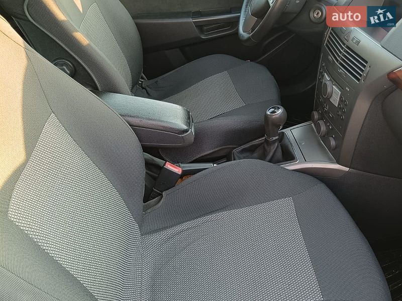 Универсал Opel Astra 2005 в Узине