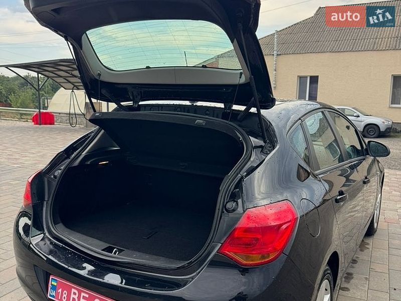 Хэтчбек Opel Astra 2010 в Великой Багачке