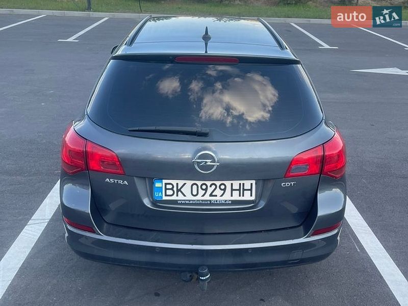 Універсал Opel Astra 2011 в Рівному