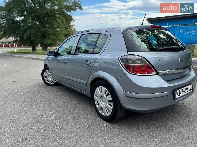Хэтчбек Opel Astra 2008 в Новоднестровске