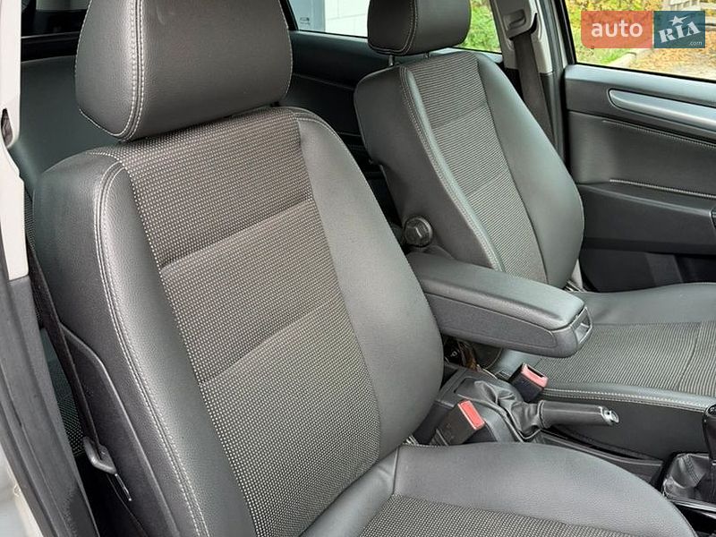 Универсал Opel Astra 2010 в Хороле
