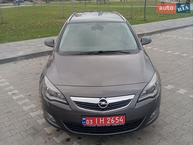 Універсал Opel Astra 2011 в Бучі