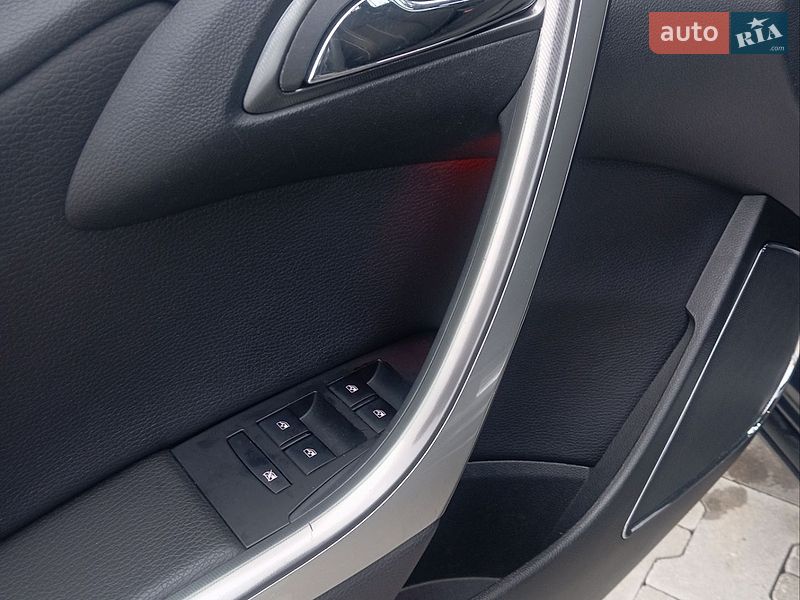 Універсал Opel Astra 2011 в Бучі