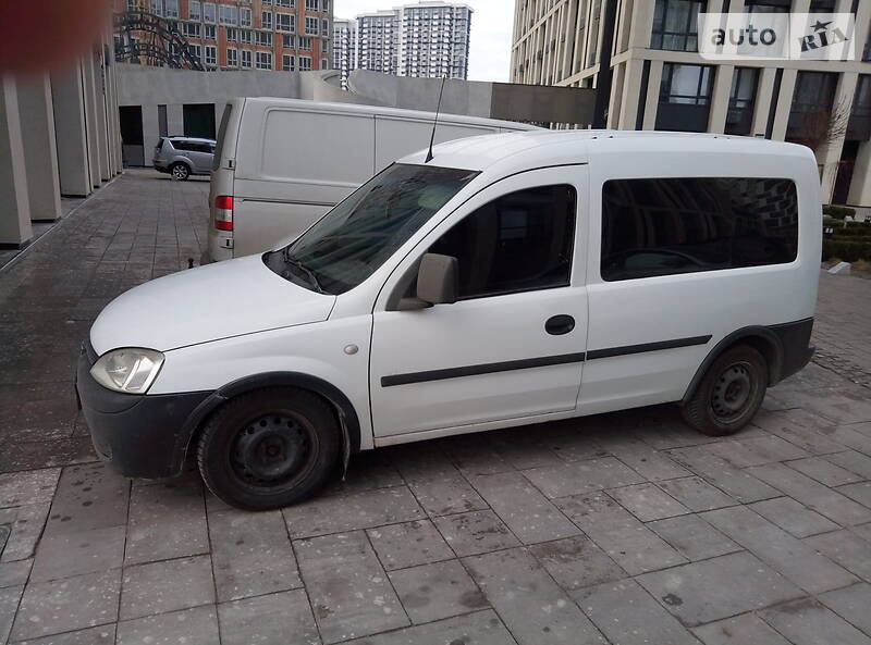 Вантажопасажирський фургон Opel Combo 2003 в 