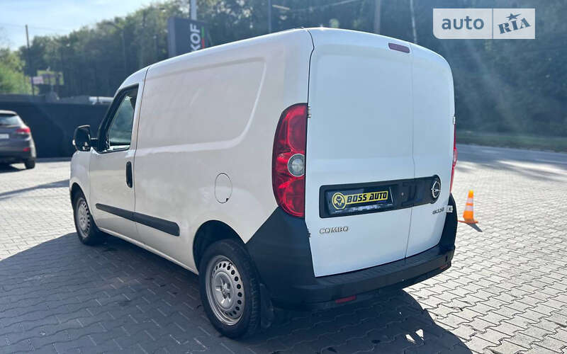 Вантажний фургон Opel Combo 2013 в Чернівцях