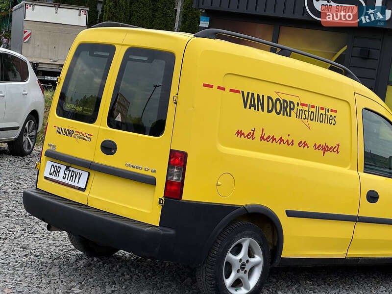 Грузовой фургон Opel Combo 2004 в Стрые