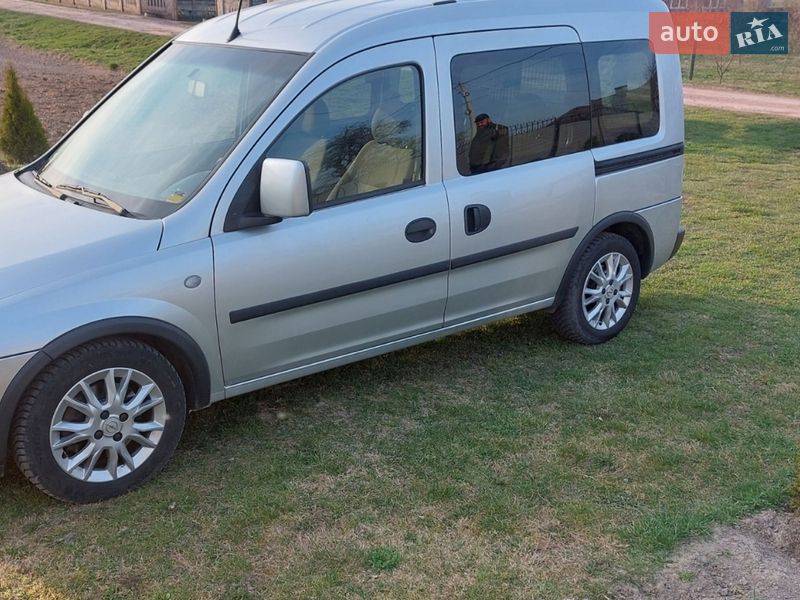 Минивэн Opel Combo 2011 в Нововолынске