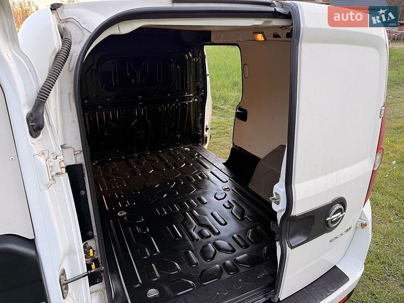 Вантажний фургон Opel Combo 2013 в Нетішині