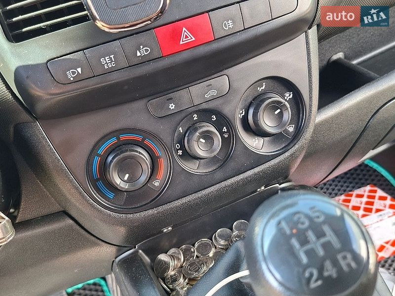 Вантажний фургон Opel Combo 2014 в Чернівцях