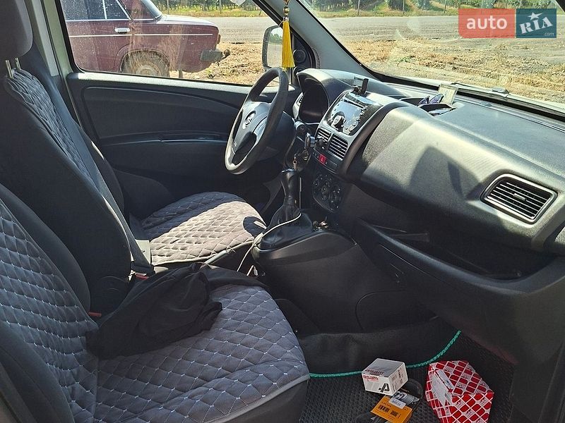 Вантажний фургон Opel Combo 2014 в Чернівцях