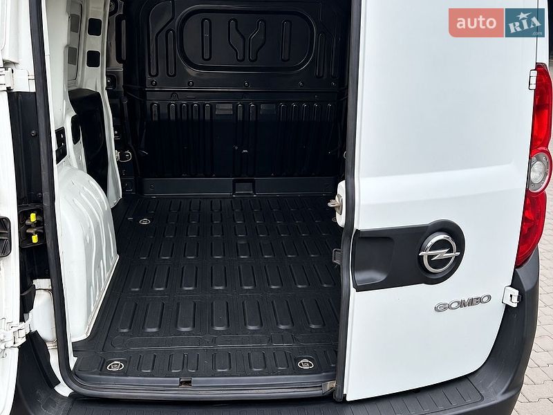 Вантажний фургон Opel Combo 2016 в Одесі