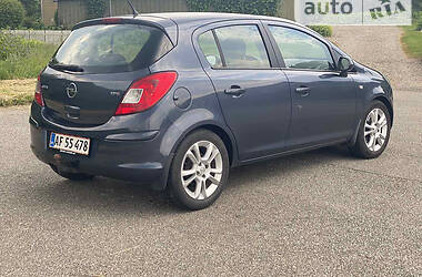 Хэтчбек Opel Corsa 2010 в 