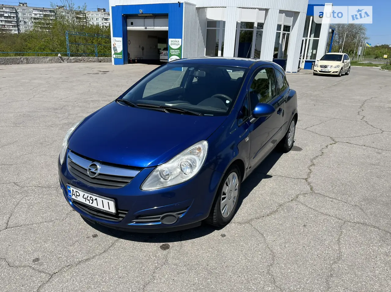 Я второй хозяин , есть вся история обслуживания. Два ключа , два комплекта резины на дисках . Авто на полном уверенном ходу . Газ не стоял . 