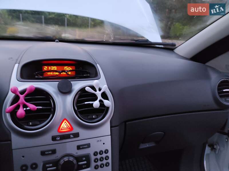 Хэтчбек Opel Corsa 2010 в Новояворовске