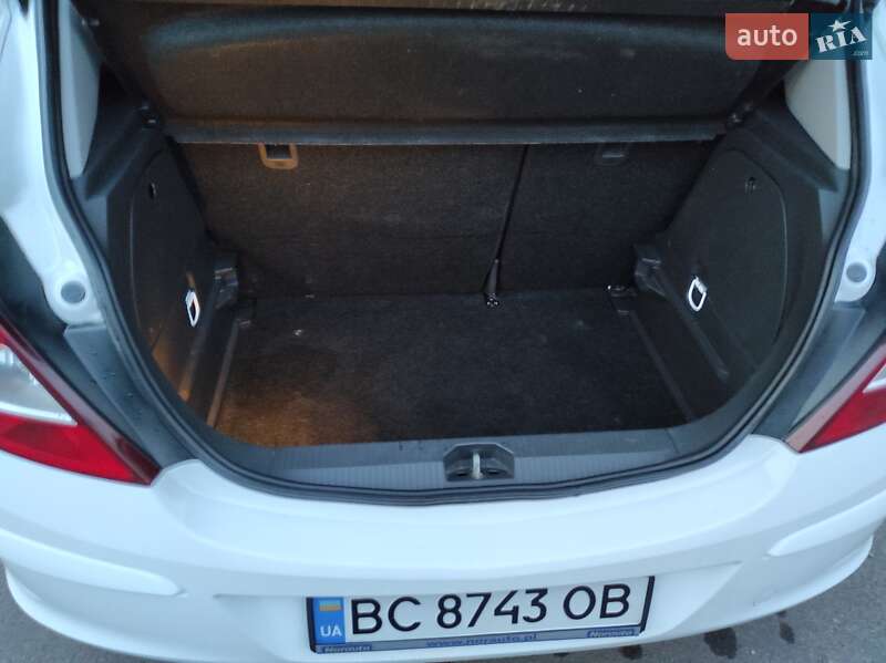 Хэтчбек Opel Corsa 2010 в Новояворовске