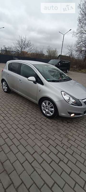 Хэтчбек Opel Corsa 2010 в Ивано-Франковске