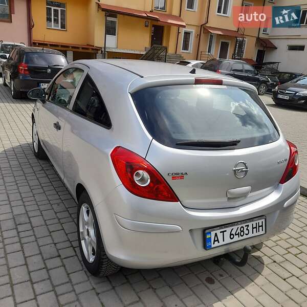 Хэтчбек Opel Corsa 2011 в Калуше