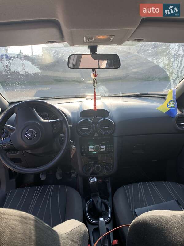 Хэтчбек Opel Corsa 2011 в Кременце