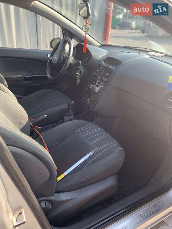 Хэтчбек Opel Corsa 2011 в Кременце