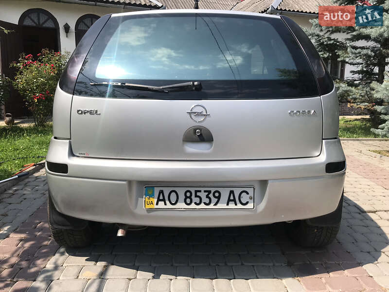 Хэтчбек Opel Corsa 2001 в Сваляве