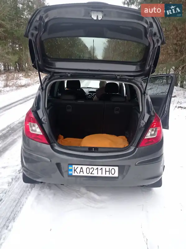 Хэтчбек Opel Corsa 2011 в 