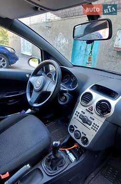 Хэтчбек Opel Corsa 2010 в 