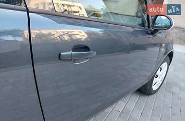 Хэтчбек Opel Corsa 2010 в 