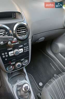 Хэтчбек Opel Corsa 2010 в 