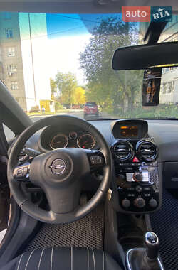 Хэтчбек Opel Corsa 2010 в 