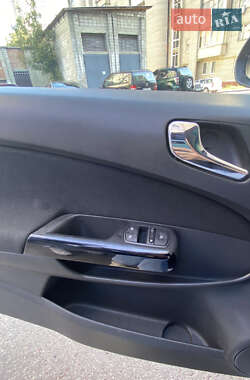 Хэтчбек Opel Corsa 2010 в 