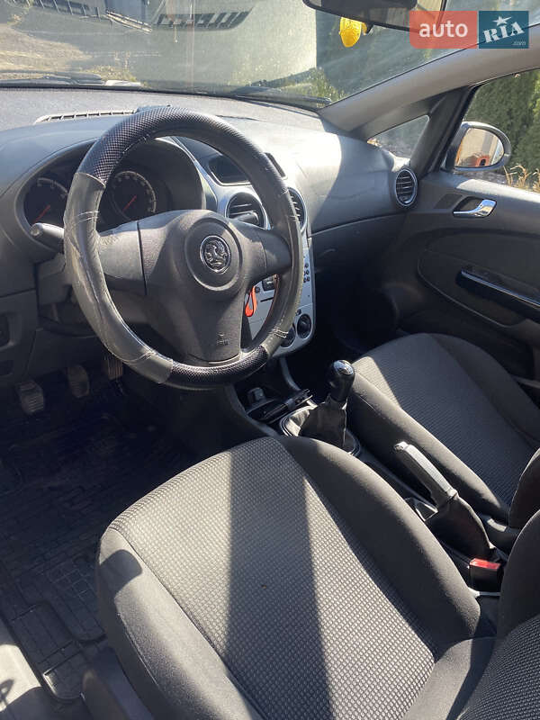 Хэтчбек Opel Corsa 2011 в Черновцах