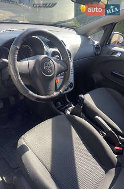Хэтчбек Opel Corsa 2011 в 