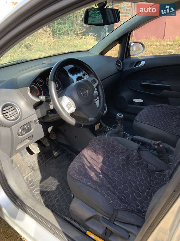 Хэтчбек Opel Corsa 2010 в Остер