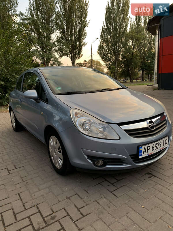 Хэтчбек Opel Corsa 2007 в 
