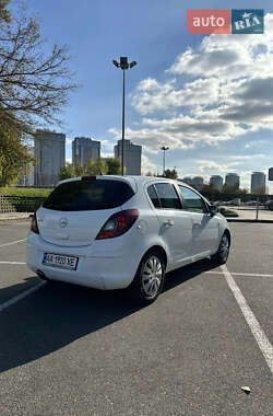 Хэтчбек Opel Corsa 2011 в 