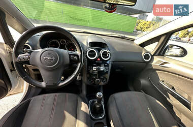 Хэтчбек Opel Corsa 2011 в 