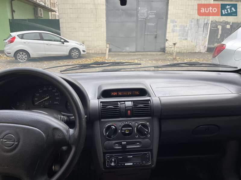 Хэтчбек Opel Corsa 1995 в Верхнеднепровске